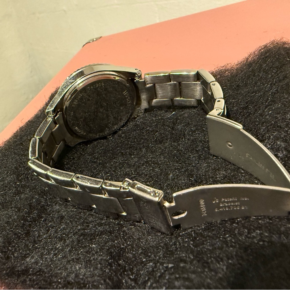 EyeCatching Silver Fossil Watch - Picture 5 of 6